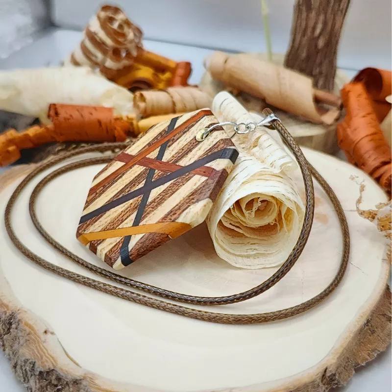 Pendentif assemblage d'essences de bois exotiques