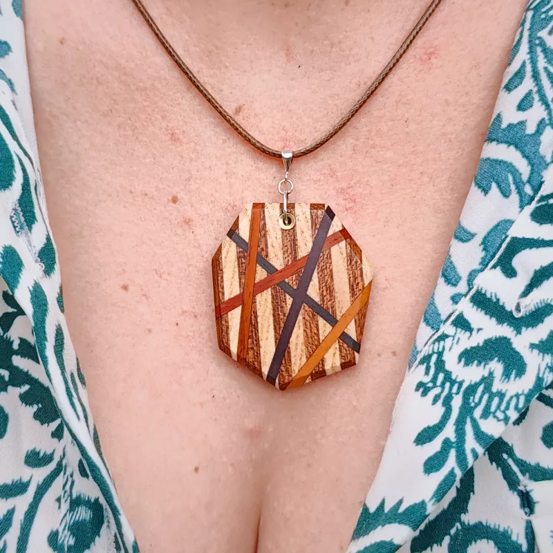 Pendentif assemblage d'essences de bois exotiques