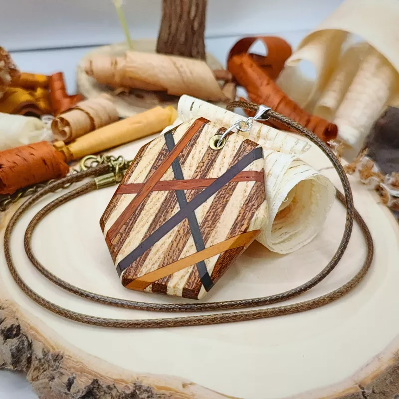 Pendentif assemblage d'essences de bois exotiques