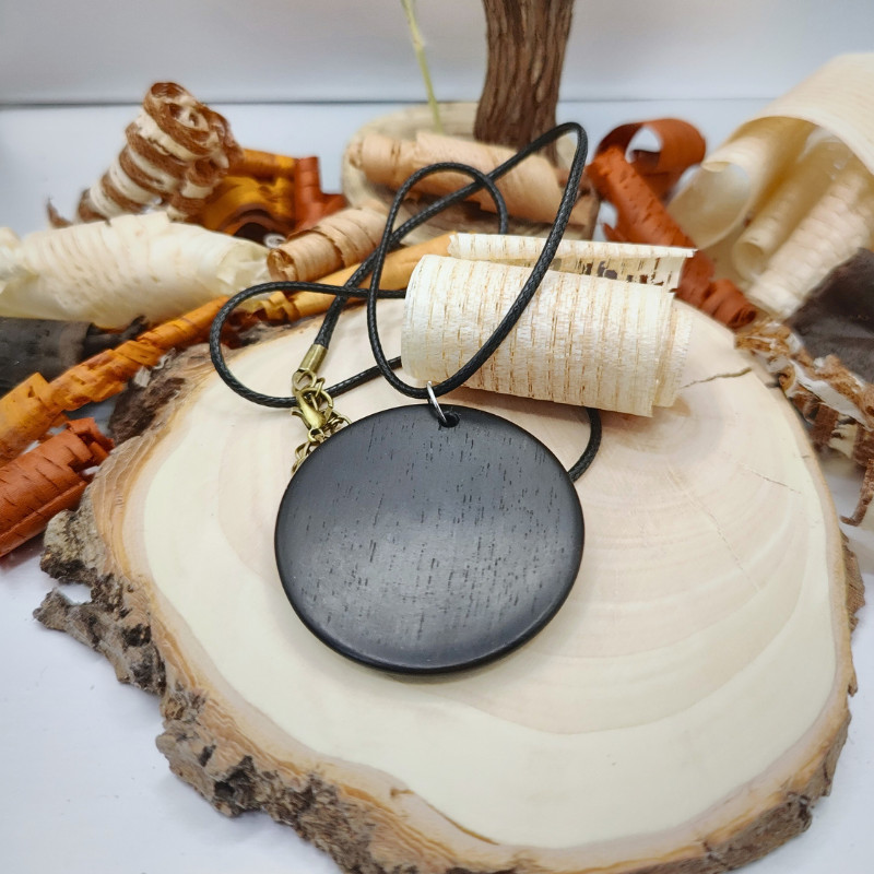 Pendentif rond en Ebène du Gabon, If, Padouk, Pequia amarello et Frêne