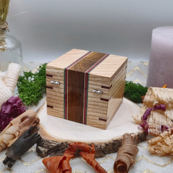 Ecrin à bague - Frène, Madre de cacao, Amarante et Erable teinté