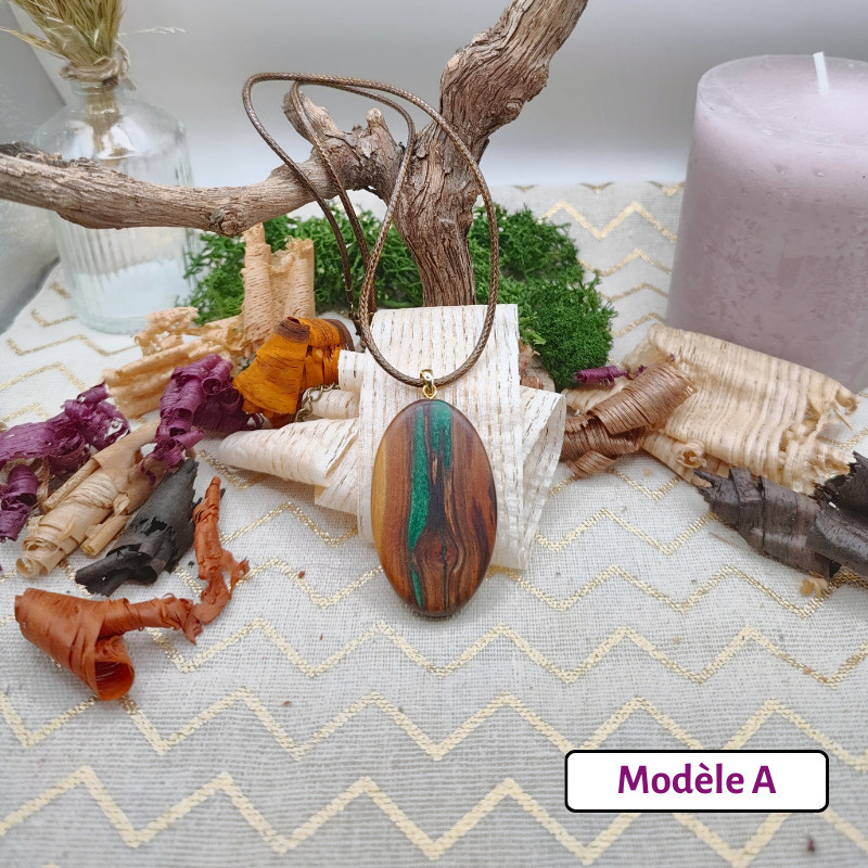 Pendentif bois et résine colorée