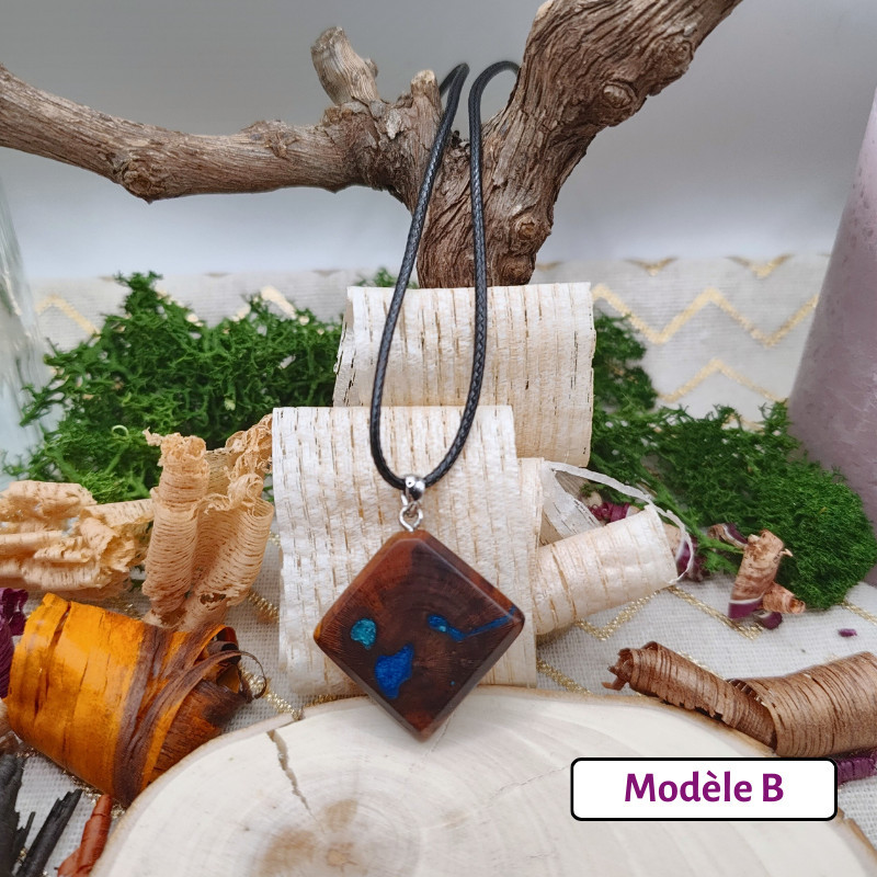 Pendentif bois et résine colorée
