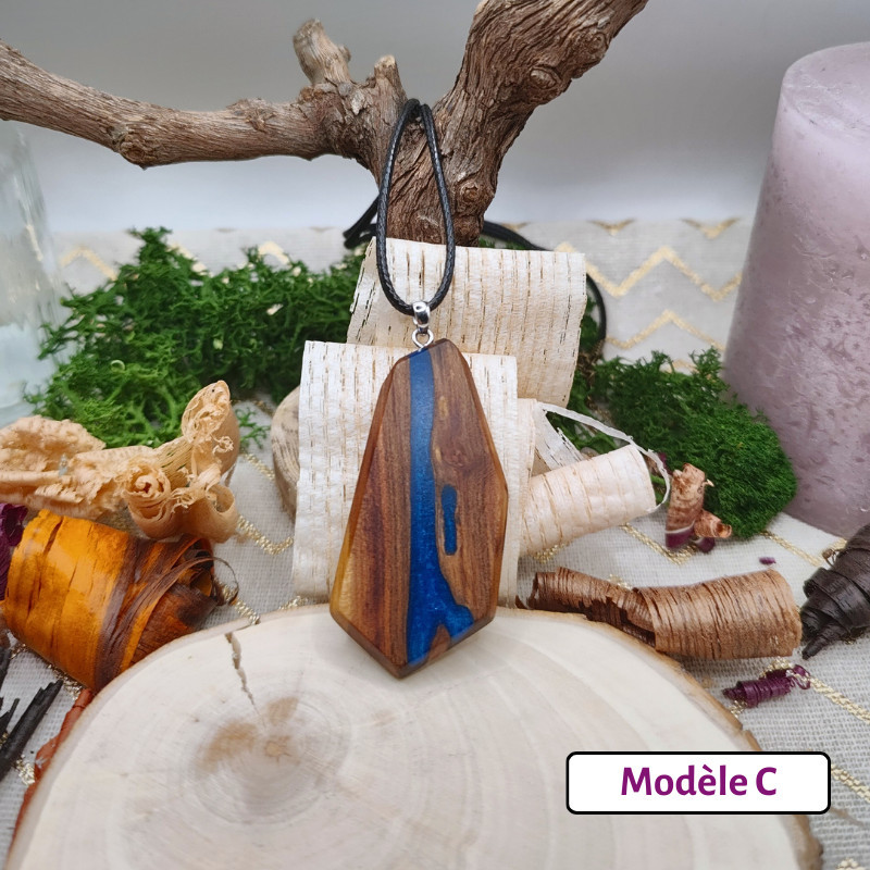 Pendentif bois et résine colorée