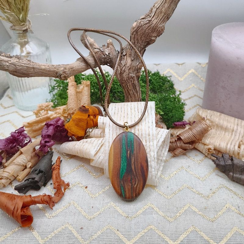 Pendentif bois et résine colorée