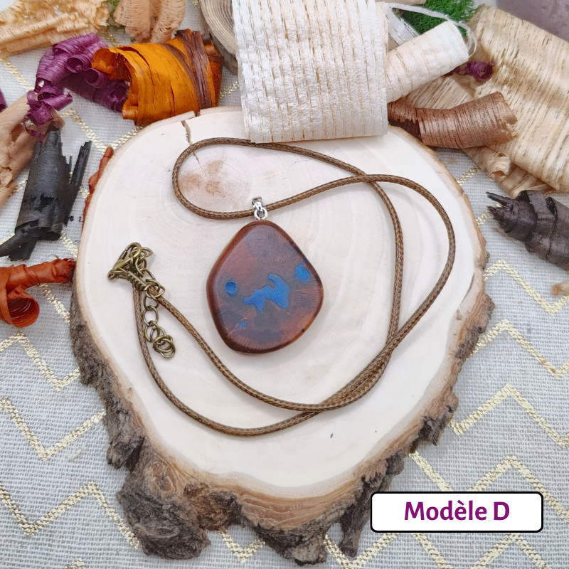 Pendentif bois et résine colorée