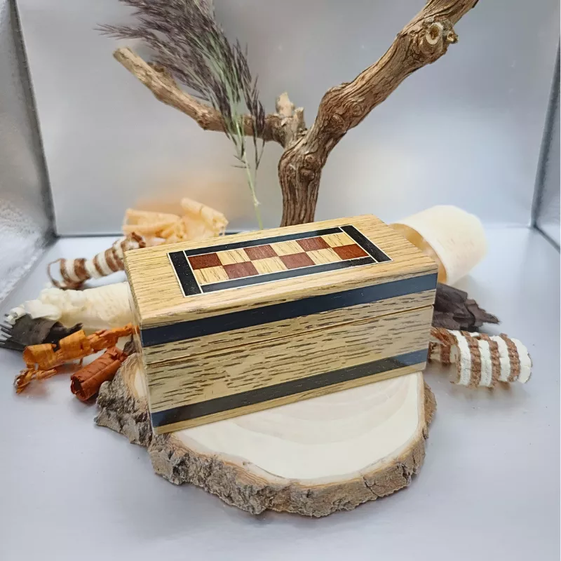 Petite boite en Chêne, Ebène du Gabon, Amarante et Erable