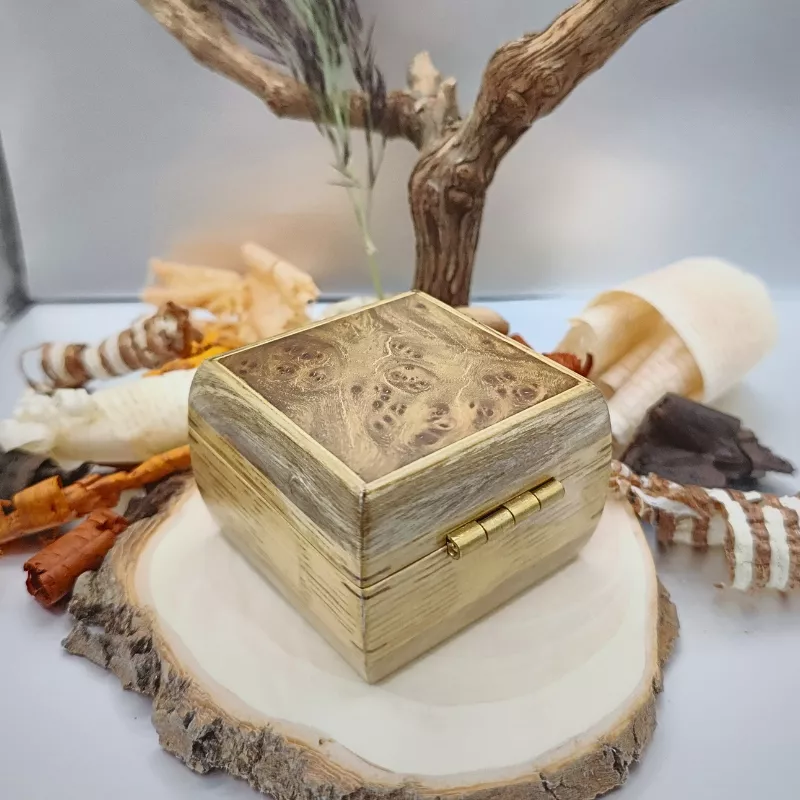 Petite boite en Chêne, Noyer et loupe d'Orme