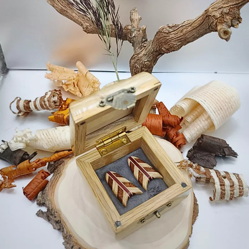 Petite boite en Chêne, Noyer et loupe d'Orme